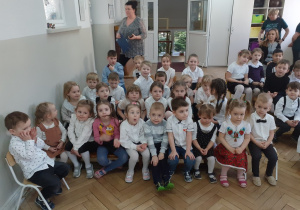 Dzieci siedzą grupami na widowni