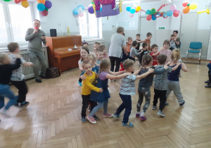 Muzyk gra na puzonie a dzieci jadą pociągem