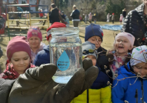 Pani Wiosna dała dziecom krople rosy by roślinki lepiej rosły