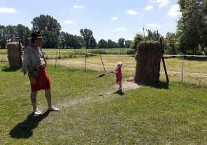 Dzieci pokonują tor przeszkód