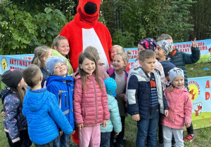 Dzieci pozują do zdjęcia z maskotką Kangura