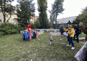 Dzieci pozują do zdjęcia z maskotką Kangura