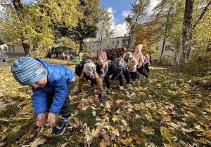 dzieci stoją jedno z drugim i podają ziemniaki pod nogami