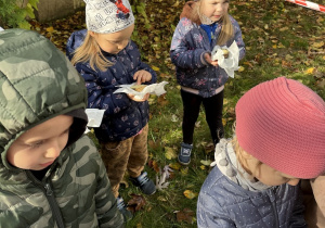 dzieci jedzą przestudzone ziemniaki prosto z ogniska