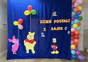 Dekoracja na balu z postaciami z bajek oraz kolorowymi balonami