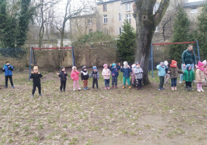 wspólne zabawy ruchowe i taneczne w ogrodzie przedszkolnym