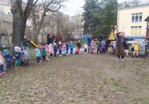 wspólne zabawy ruchowe i taneczne w ogrodzie przedszkolnym