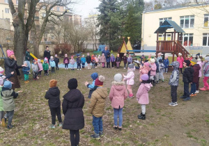 wspólne zabawy ruchowe i taneczne w ogrodzie przedszkolnym