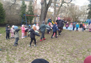 wspólne zabawy ruchowe i taneczne w ogrodzie przedszkolnym