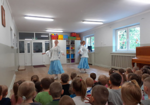 Baletnice prezentują polski taniec Polonez
