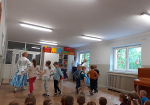Dzieci z grupy IV razem z baletnicami tańczą Poloneza