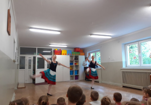 Baletnice prezentują taniec Polkę