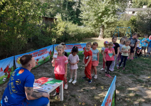 Dzieci kolejno przydzielają obrazki dzieląc je na produkty zdrowe i niezdrowe