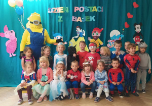 Zdjęcie grupowe przed dekoracją z Minionkiem dzieci z grupy II