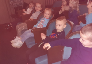 Dzieci siedzą na widowni w teatrze