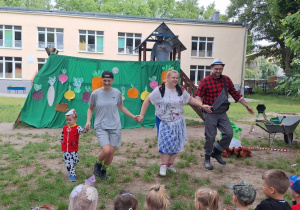 Do Babci, Dziedka i wnuczka dołączył piesek - chłopiec z grupy I