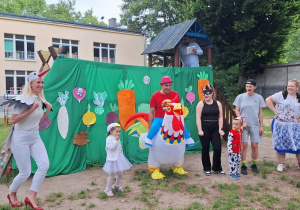 Na scenę przyleciał bocian Długonos i wita się z dziećmi