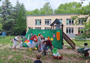 Dziadek, Babcia, wnuczek, piesek, kotek, kurka, gąska, bocian i żabka próbują wyciągnąć rzepkę