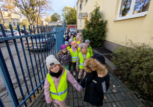 Dzieci ustawione parami gotowe do drogi na Pocztę