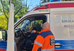 Dzieci oglądają w środku Ambulans