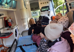 iDzieci oglądają w środku ambulans i rozmawiają z Ratownikiem Medycznym