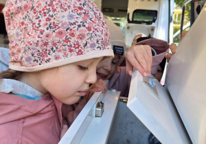 Dzieci oglądają ambulans w środku i zaglądają do szufladek