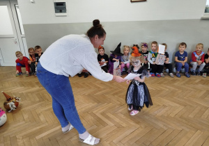 Nauczycielka wręcza dyplom dziecku