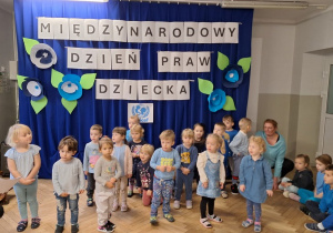 Dzieci z grupy I recytują z pomocą nauczycielki fragment wiersza "Prawa Dziecka"