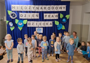 Dzieci z grupy I recytują z pomocą nauczycielki fragment wiersza " Prawa dziecka