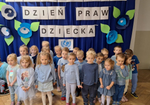 Dzieci z grupy II recytują stojąc na środku wiersz pt. "Prawa dziecka"