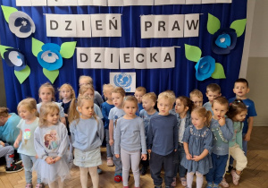 Dzieci z grupy II recytują stojąc na środku wiersz pt. "Prawa dziecka"