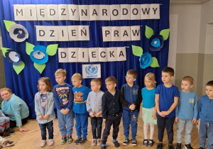 Dzieci z grupy III recytują stojąc na środku wiersz pt. "Nasz prawa"