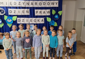 Dzieci z grupy IV recytują wiersz pt. "Dziecko i jego prawa"