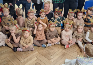 Zdjęcie grupowe maluszków w strojach reniferów