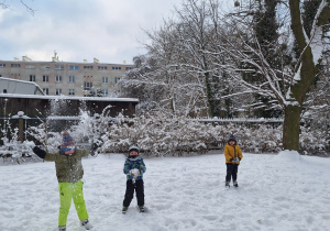 Dzieci podrzucają śnieg