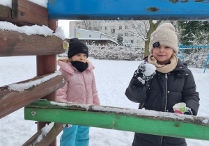 Dziewczynki robią kulki ze śniegu