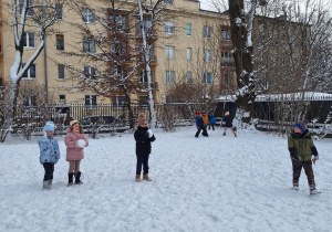 Dzieci próbują ulepić bałwana