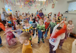 Dzieci tańczą z chusteczkami