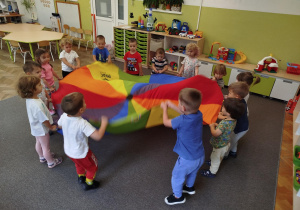 Zabawy dzieci z chustą animacyjną