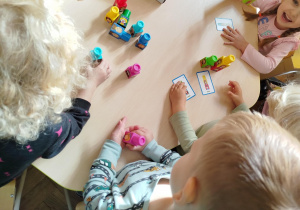 Dzieci układają klocki wg wzoru