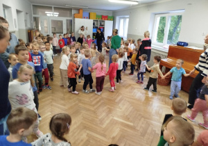 Dzieci idąc po kole śpiewaja piosenkę o ziemniaku