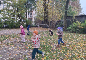 Dzieci w ogrodzie szukają ziemniaków