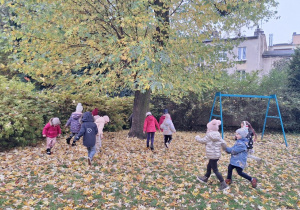 Dzieci szukają ziemniaków w ogrodzie