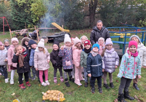 Zdjęcie grupowe dzieci z grupy III z workiem ziemniaków, które zebrali