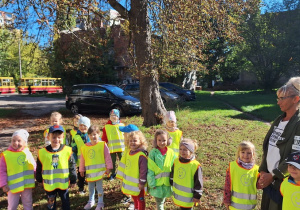 Zdjęcie grupowe dzieci pod kasztanowcem