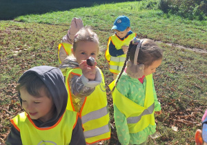 Dzieci pokazują znalezione kasztany