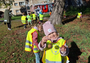 Dzieci zbierają kasztany