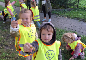 Dzieci pokazują znalezione listki