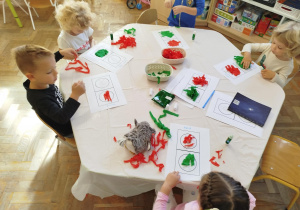 Dzieci wyklejają bibułą sygnalizację świetlną