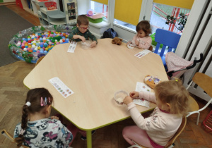 Dzieci ozdabiają swoje bębenki